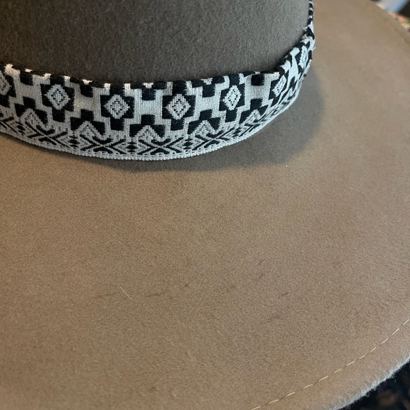 100% Wool hat. - Picture 6 of 6